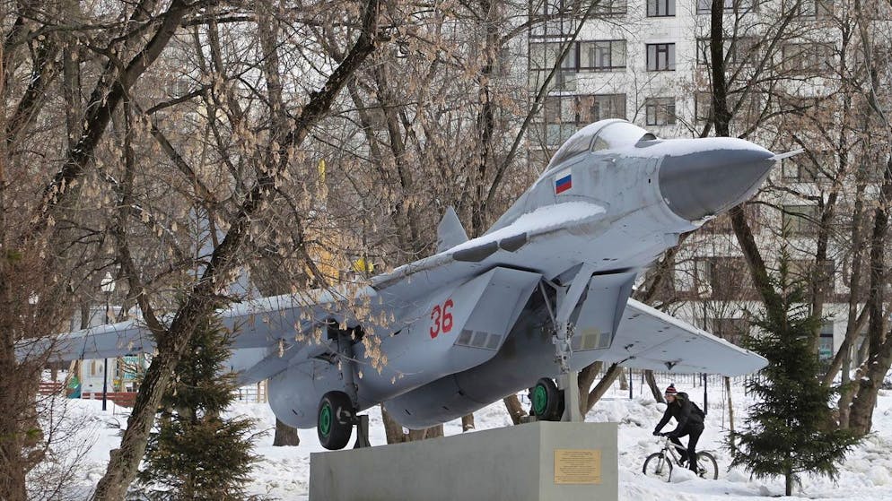 Ein Kampfjet russischer Bauart vom Typ MiG-29 steht in Moskau als Denkmal auf dem Fedora-Poletayeva-Platz. 