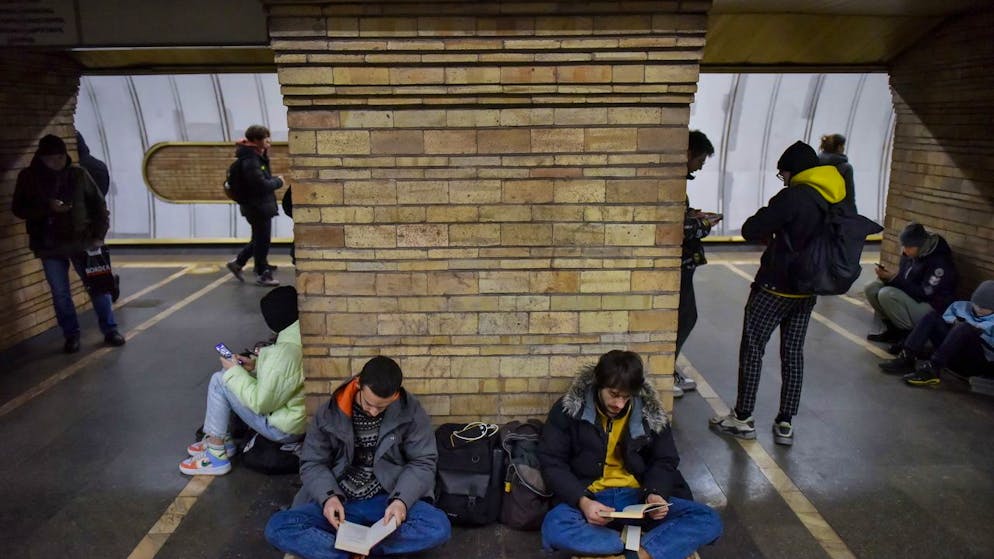 Menschen suchen Schutz in einer U-Bahnstation während eines Luftangriffsalarms in Kiew. Die ukrainische Luftwaffe bestätigte den Abschuss von 61 von 71 russischen Raketen, die am 10. Februar 2023 im ganzen Land abgefeuert wurden.