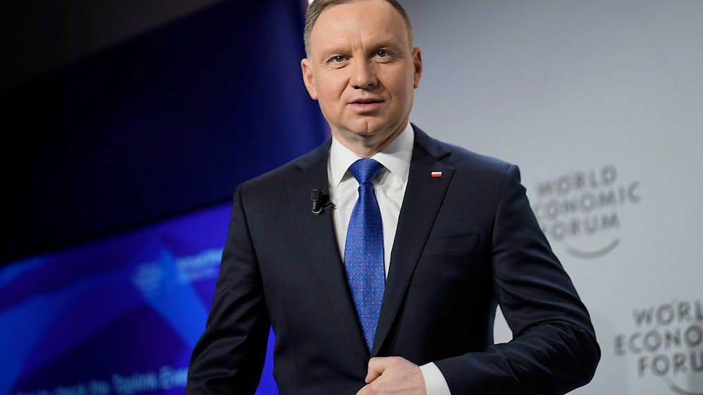 Andrzej Duda, Präsident von Polen, kommt zu einer Sitzung des Weltwirtschaftsforums (WEF) an. Das jährliche Treffen des Weltwirtschaftsforums fand vom 16. Januar bis zum 20. Januar 2023 in Davos statt. Foto: Markus Schreiber/AP/dpa