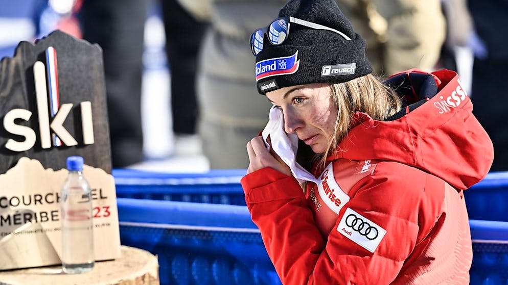 Flury gewinnt sensationell die WM-Abfahrt – Bronze für Suter - Gallery. Die zweite Weltmeisterin aus Graubünden nach Yvonne Rüegg wischt sich die Freudentränen aus den Augen