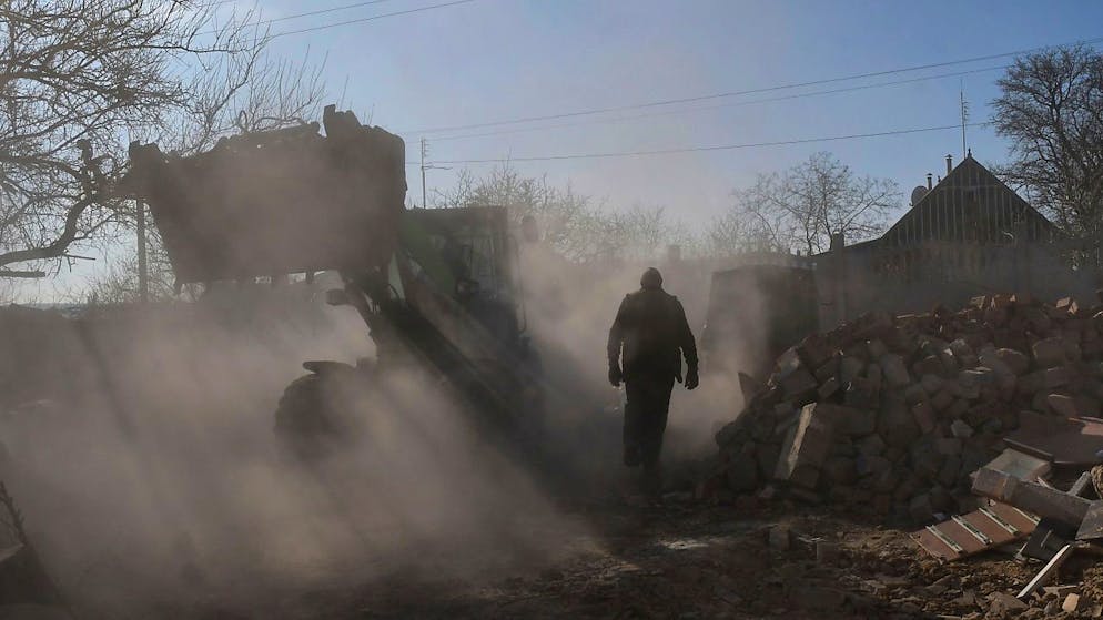 dpatopbilder - Anwohner räumen die Trümmer eines Privathauses nach einem russischen Raketenangriff. Foto: Andriy Andriyenko/AP/dpa