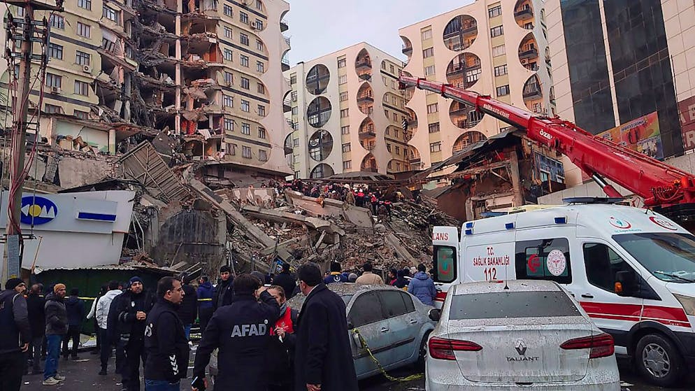 ARCHIV - Rettungskräfte und medizinische Teams versuchen nach dem Erdbeben in Diyarbakir im Südosten der Türkei, verschüttete Bewohner in einem eingestürzten Gebäude zu erreichen. Zwei heftige Erdbeben hatten kurz nacheinander am frühen Montagmorgen den Südosten der Türkei erschüttert. Die UN-Kulturorganisation Unesco beklagt schwere Schäden an Kulturstätten durch das verheerende Erdbeben in Syrien und der Türkei. Foto: Uncredited/AP/dpa