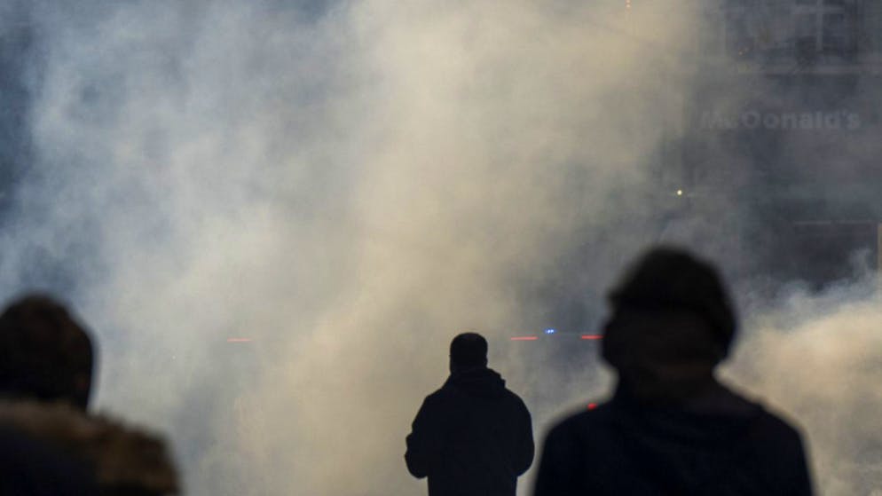 Heftige Zusammenstösse mit der Polizei bei Klima-Demo in Basel - Gallery. Die Basler Polizei reagierte mit dem Einsatz von Gummischrot und Reizgas.