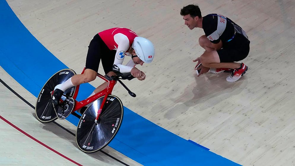 Valère Thiébaud wird von Nationaltrainer Mickaël Bouget  angefeuert. (Archivaufnahme)