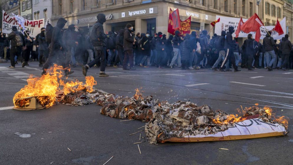 Heftige Zusammenstösse mit der Polizei bei Klima-Demo in Basel - Gallery. Die vermummten Demonstrantinnen und Demonstranten durchbrechen die Polizei-Absperrung.