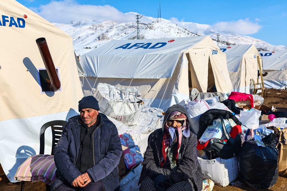 Erdbeben in der Türkei und in Syrien. <strong>11. Februar:</strong> Viele Menschen müssen bei eisigen Temperaturen in Notunterkünften ausharren. Im Bild: Bewohner*innen des türkischen Dorfs Baris. 
