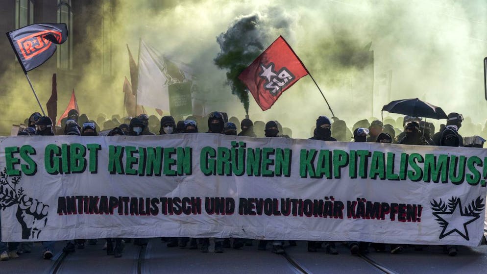 Heftige Zusammenstösse mit der Polizei bei Klima-Demo in Basel - Gallery. Die vermummte Front der unbewilligten Klima-Demonstration in Basel.