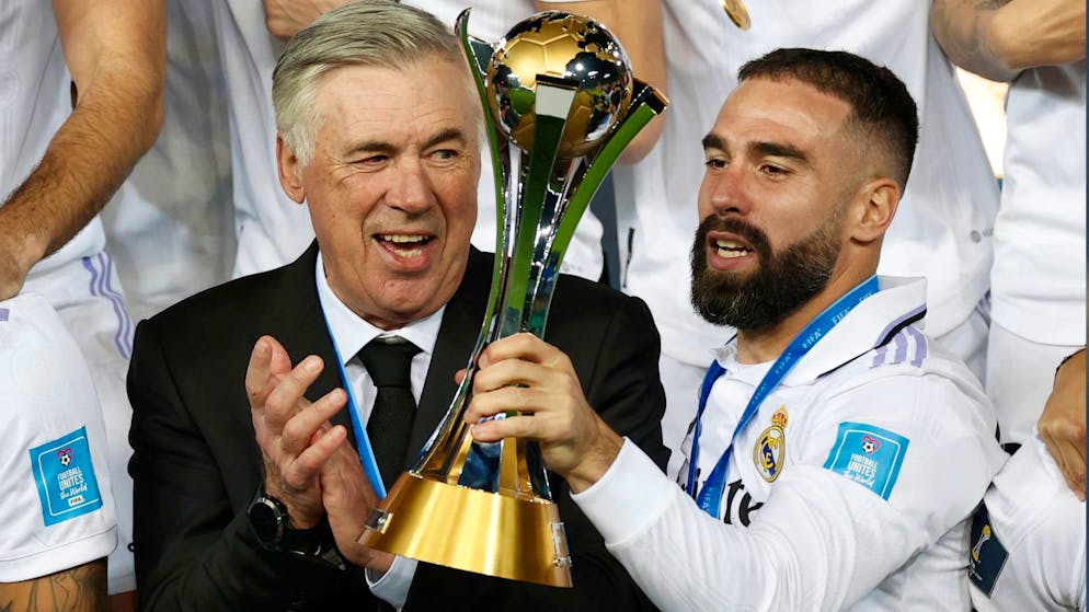 Trainer Carlo Ancelotti (links) und Spieler Dani Carvajal posieren mit dem Pokal.