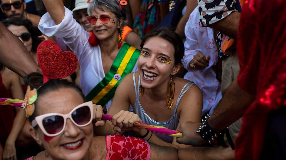 Feiernde tanzen während des Strassenfestes «Ceu na Terra» («Himmel auf Erden»). Schon in den frühen Morgenstunden strömen die Feiernden auf die Strassen des Künstlerviertels Santa Teresa, um an einer der Vor-Karnevals-Partys teilzunehmen.