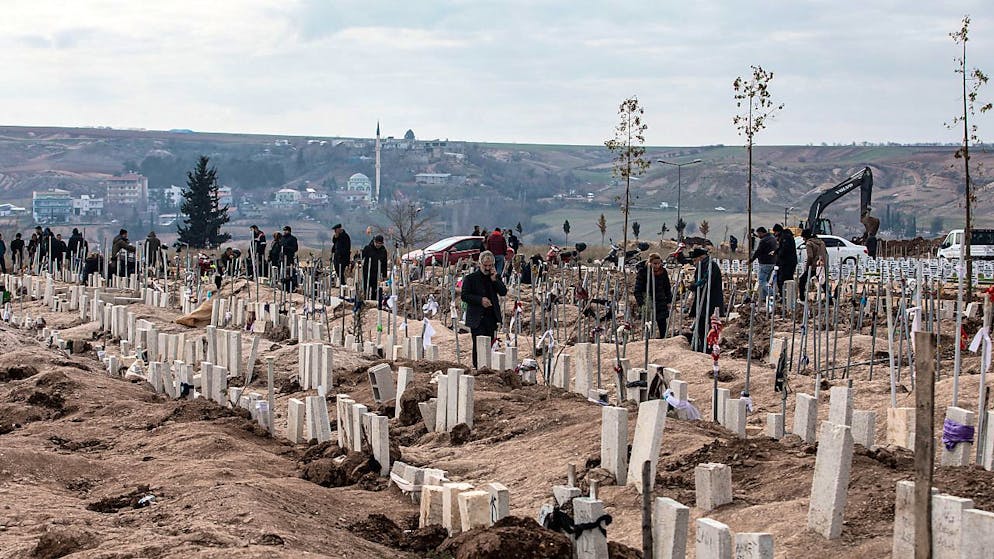 Menschen beklagen den Tod ihrer Angehörigen. Die Türkei hat nach den tödlichen Erdbeben in den südlichen Provinzen eine siebentägige Staatstrauer ausgerufen. Foto: Onur Dogman/SOPA Images via ZUMA Press Wire/dpa