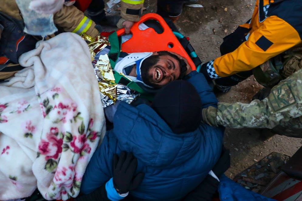 Erdbeben in der Türkei und in Syrien. <strong>11. Februar:</strong> Erleichtert: Der 36-jährige Ergin Guzeloglan wird im südtürkischen Hatay fünf Tage nach den Erdbebenkatastrophe geborgen. 