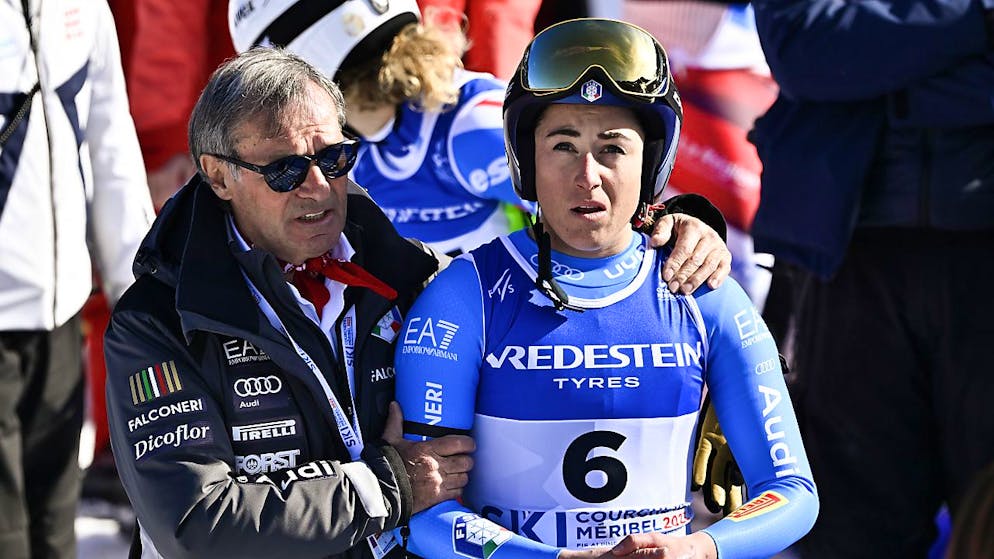 Flury gewinnt sensationell die WM-Abfahrt – Bronze für Suter - Gallery. Die Topfavoritin Sofia Goggia wird nach ihrem Einfädler von ihrem Team getröstet
