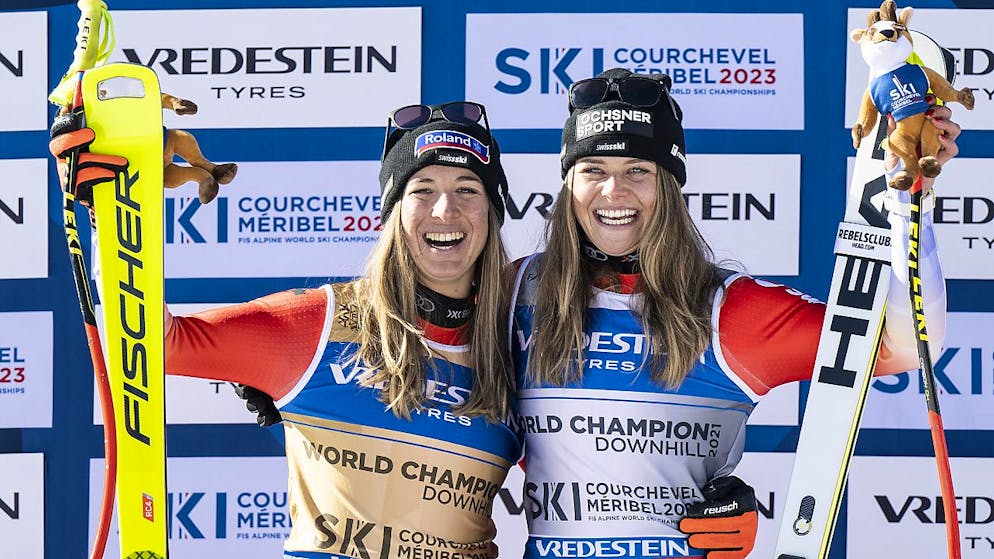 Flury gewinnt sensationell die WM-Abfahrt – Bronze für Suter - Gallery. Jasmine Flury (links) und Corinne Suter strahlen vom Siegerpodest