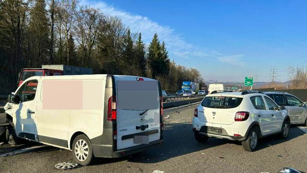 Sechs Fahrzeuge kollidierten auf der Autobahn A1 in Mägenwil AG. Das führte zu Stau.