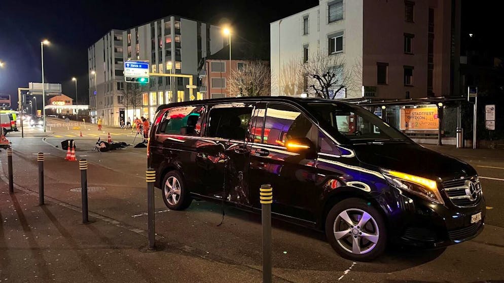 Die Kantonspolizei Zürich untersucht, wie es zum Unfall in Glattbrugg gekommen ist.