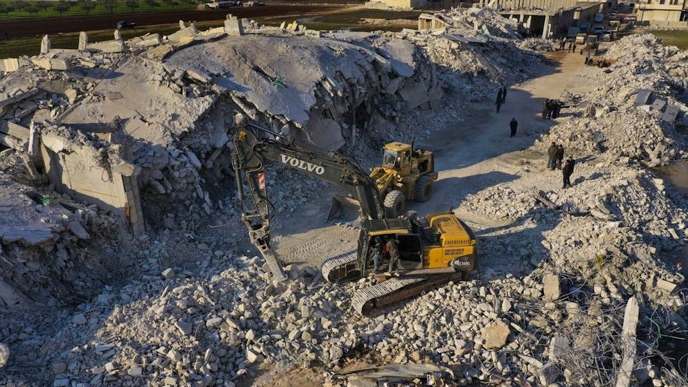 Rettungskräfte beseitigen weiterhin Trümmer von eingestürzten Häusern in Sarmada, Syrien, am Grenzübergang zur Türkei, am Sonntag, 12. Februar 2023. 