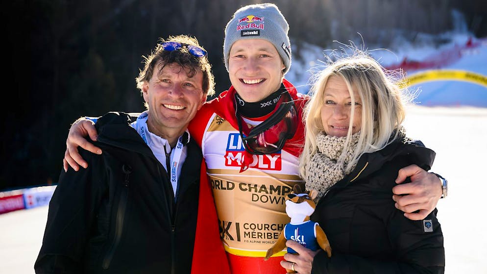 Marco Odermatt ist Abfahrtsweltmeister – Sieg vor Kilde - Gallery. Marco Odermatt zeigt sich mit Vater Walter und Mutter Priska