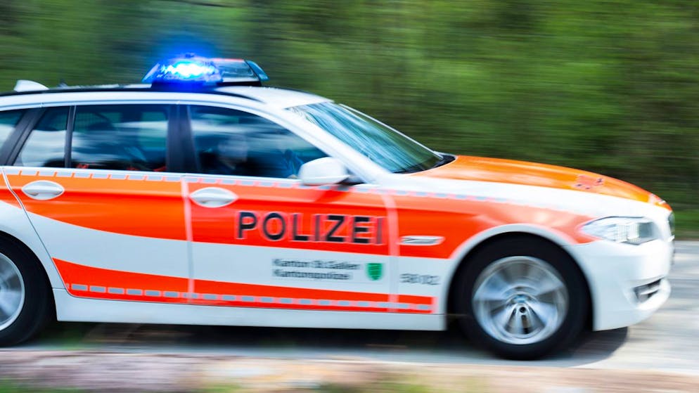 Ein Fahrzeug der Kantonspolizei St. Gallen ist unterwegs mit Blaulicht. (Symbolbild)