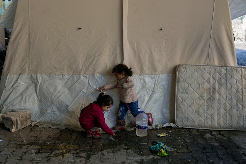 Erdbeben in der Türkei und in Syrien. <strong>12. Februar:</strong> Das Leben geht weiter. Zwei syrische Mädchen spielen in einem Camp für Erdbebenopfer in Gaziantep, im Süden der Türkei.