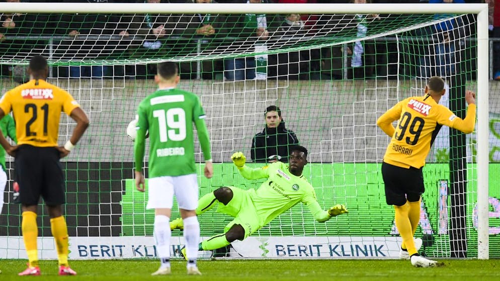 Schlusspunkt eines emotionalen Duells: Vor knapp drei Jahren sichert Guillaume Hoarau den Young Boys im zweiten Anlauf einen Punkt in St. Gallen.