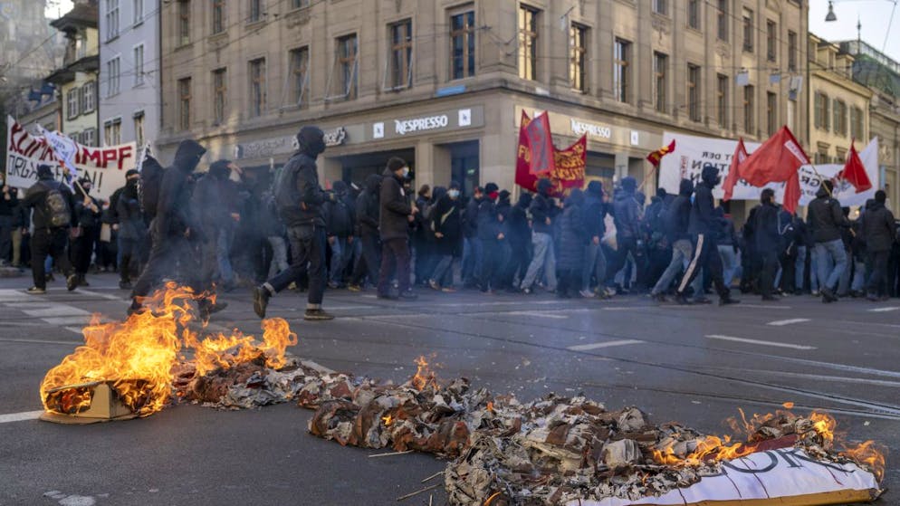 Bei der unbewilligten Kundgebung in Basel kam es am Samstag zu Gewalt und Sachbeschädigungen. (Archivbild)