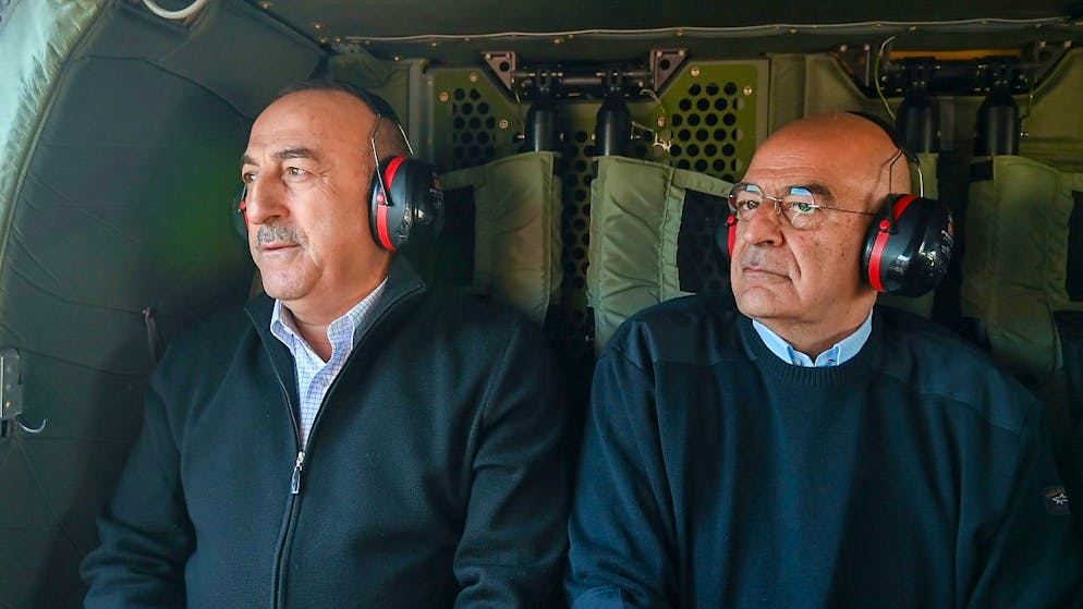 Nikos Dendias (r), Aussenminister von Griechenland, und sein türkischer Amtskollege Mevlut Cavusoglu überfliegen die erdbebengeschädigten Gebiete der Türkei. 
