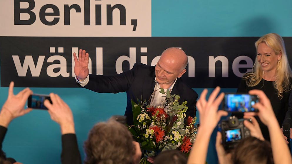 CDU-Spitzenkandidat Kai Wegner neben seiner Partnerin Kathleen Kantar bei der Wahlparty seiner Partei in Berlin.