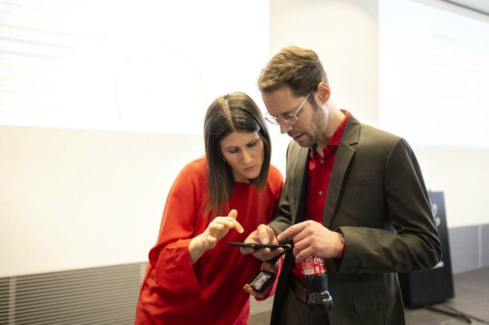Sibylle Marti und Andreas Daurù von der SP verfolgen die Auszählung der Zürcher Wahlen.