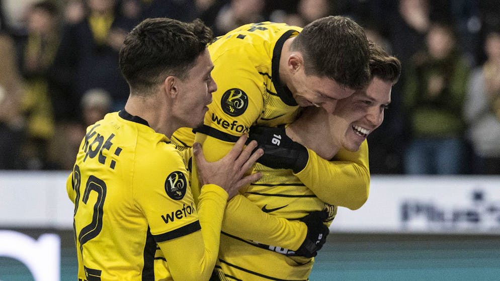 Fabian Rieder und Christian Fassnacht feiern den Berner Doppeltorschützen Cedric Itten