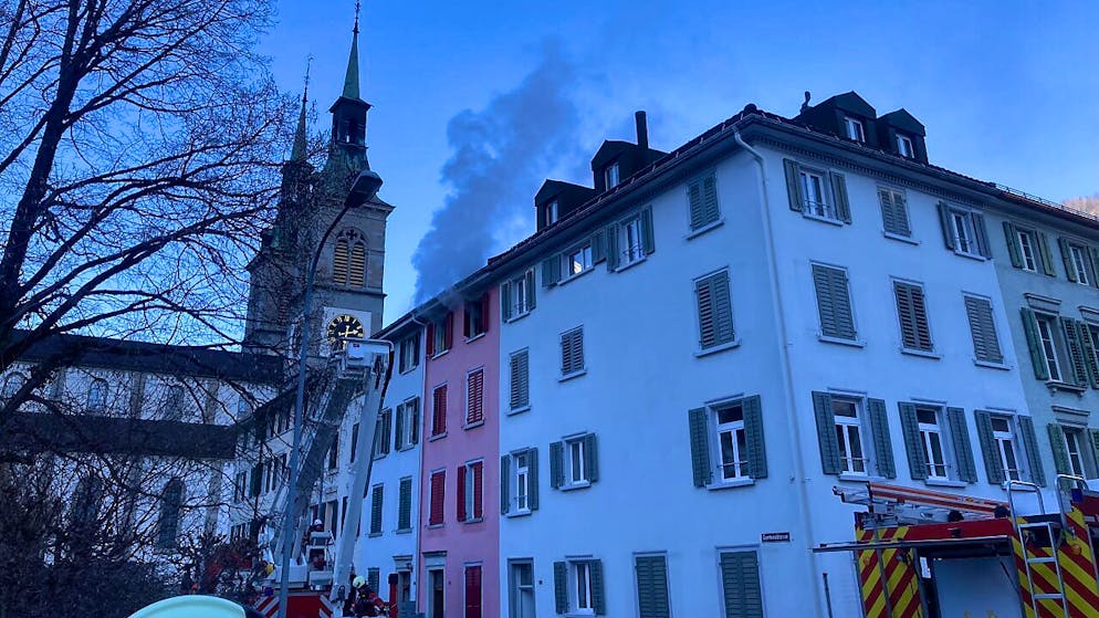 Am Sonntagnachmittag hat ein Reihenhaus in Glarus gebrannt. Die Feuerwehr konnte den Brand rasch eindämmen und ein Ausbreiten auf andere Gebäude verhindern.