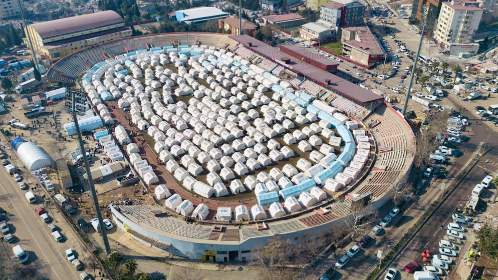 Das Stadion der türkischen Provinzhauptstadt Kahramanmaras wurde zu enem Zeltlager für Erdbebenopfer umgewandelt.