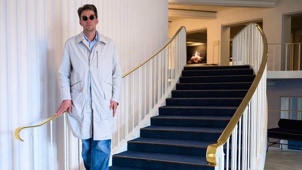 Marco Goecke, Ballettdirektor der Staatsoper Hannover, steht im Foyer des Hauses.