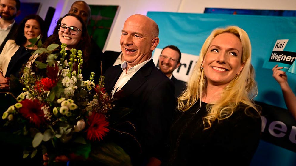 dpatopbilder - CDU-Spitzenkandidat Kai Wegner (M) steht auf der Bühne der CDU-Wahlparty. Foto: Fabian Sommer/dpa