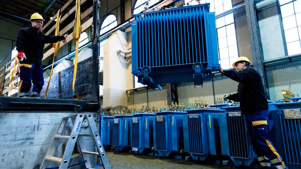 Mitarbeiter der Stromnetz Berlin GmbH verladen am 31. Januar 2023 Stromgeneratoren auf einen LKW. 40 Generatoren wurden in mit einer Spendenaktion in die Ukraine gebracht.