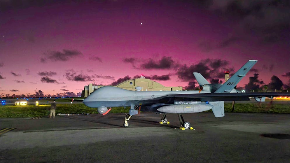 Eine MQ-9 Reaper der U.S. Air Force. Die erste Version hat eine Flügelspannweite von 20 Metern und kann in einer Höhe von bis zu 15 Kilometern fliegen.