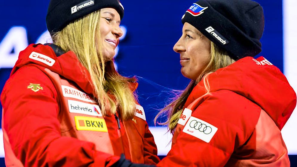 Zwei Freundinnen, zwei Medaillen: die drittplatzierte Corinne Suter (links) und Weltmeisterin Jasmine Flury.