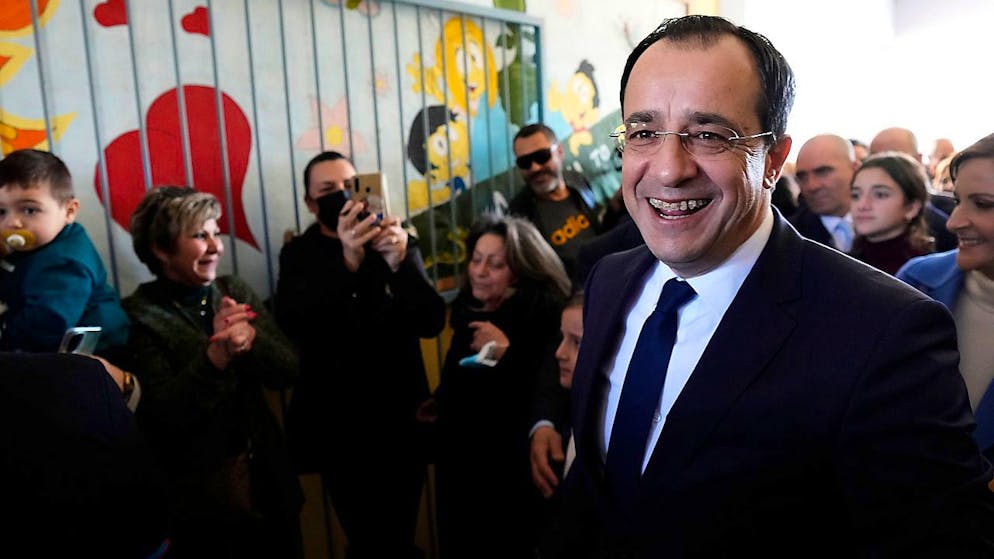Präsidentschaftskandidat Nikos Christodoulides (r) kann die Wahl zum Präsidenten in Zypern für sich entscheiden. Foto: Petros Karadjias/AP/dpa