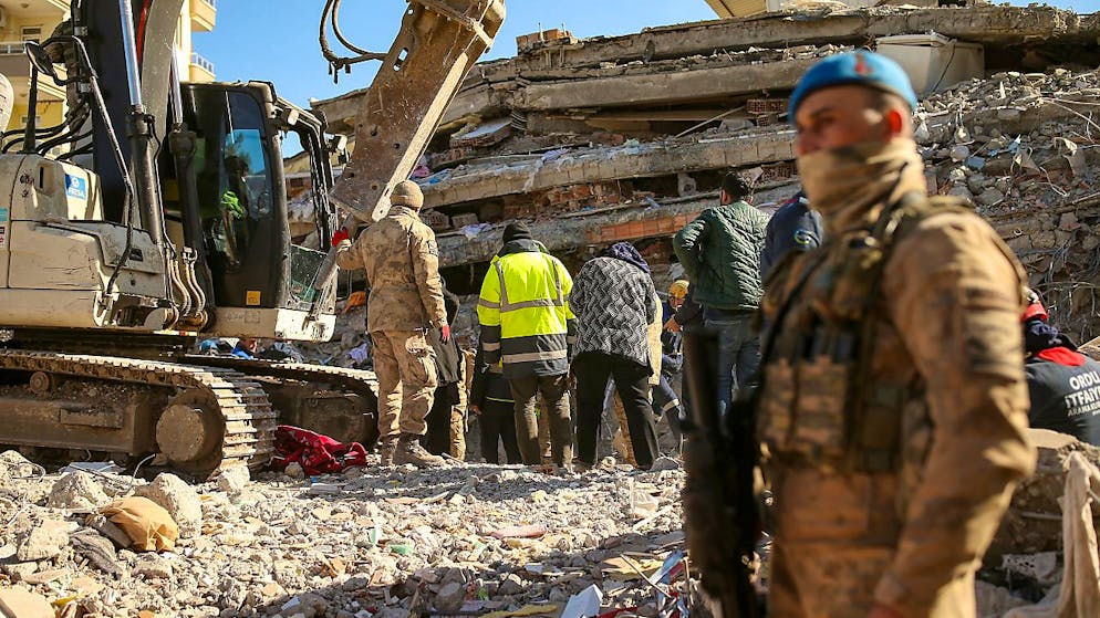 Eine Woche nach der Erdbeben-Katastrophe in der Türkei und Syrien steigt die Zahl der Toten weiter. Foto: Emrah Gurel/AP/dpa