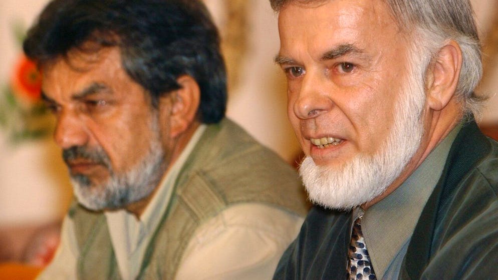 Paul Bucherer-Dietschi, Gründer der Bibliotheca Afghanica, zusammen mit dem Exil-Afghanen Zemaray Hakimi in einer Archivaufnahme von 2001.