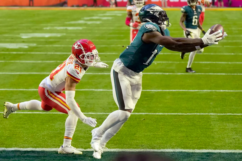 Kansas City Chiefs gewinnen spektakulären Super Bowl - Gallery. Philadelphia Eagles Wide Receiver A.J. Brown (11) fängt einen Touchdown gegen Kansas City Chiefs Cornerback Trent McDuffie (21).