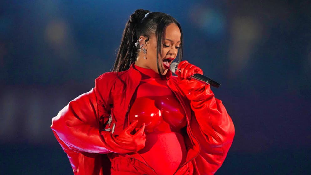 Überraschung am Super Bowl. Rihanna verzückt Fans mit Baby-Bauch