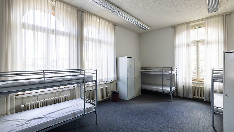Die Zahl der Asylgesuche ist 2022 um 64 Prozent gestiegen: Schlafraum in der als temporäre Asylunterkunft eingerichteten ehemaligen Polizeikaserne in Zürich. (Archivbild)