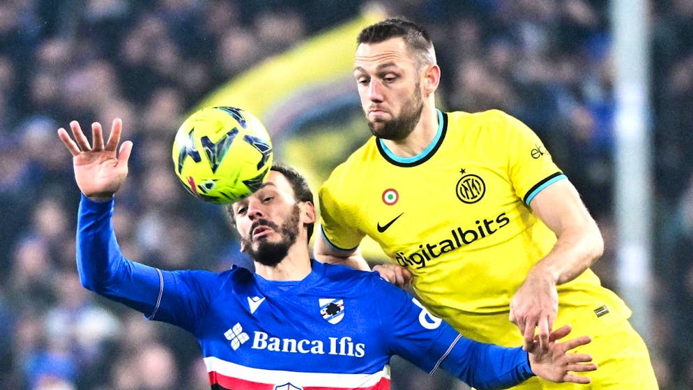 Inter Mailand mit Stefan de Vrij (rechts) kam in Genua nur zu einem torlosen Remis