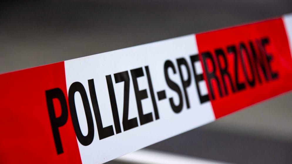 Nach dem Leichenfund auf dem Vorplatz einer Gewerbeliegenschaft in Rebstein SG sperrte die Polizei den Fundort ab. Die Polizei geht von einem Tötungsdelikt aus. (Symbolbild)