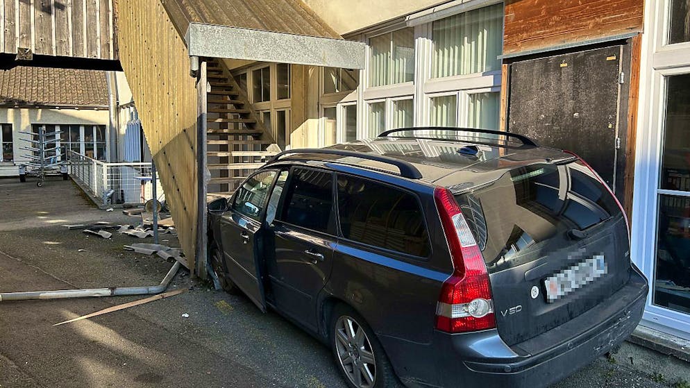 Beim Selbstunfall in Lenzburg entstand beträchtlicher Sachschaden.