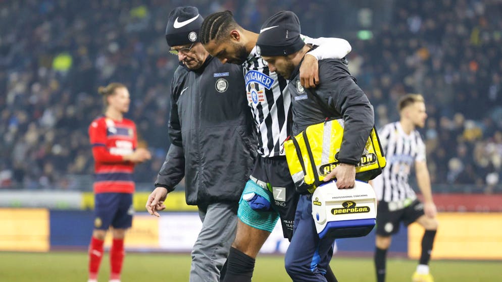 Gregory Wüthrich verlässt den Platz mit einbandagiertem Oberschenkel.