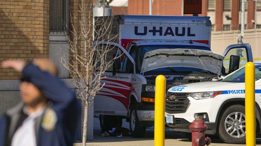 Übereinstimmenden Medienberichten zufolge wurden mehrere Menschen bei der mutmasslichen Amokfahrt verletzt, der Fahrer des Transporters sei zunächst geflüchtet, dann aber gestellt worden.