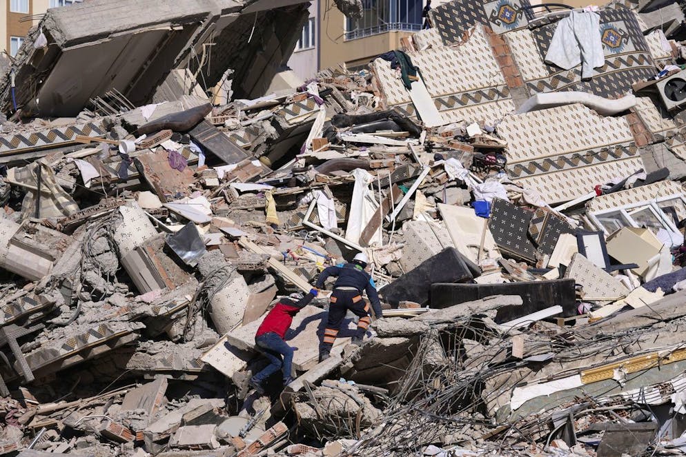 Das Ausmass der Zerstörung im türkischen Gaziantep ist riesig. Trotzdem haben Rettungskräfte am Montagmorgen eine Frau lebend aus den Trümmern gerettet.