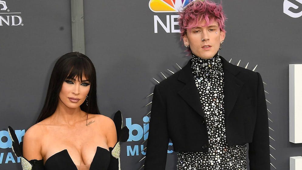 Schauspielerin Megan Fox und Rapper Machine Gun Kelly sollen sich getrennt haben. … Rapper Machine Gun Kelly haben sich 2020 am Filmset von «Midnight in the Switchgrass» in Puerto Rico kennengelernt. Megan Fox und Machine Gun Kelly bei den Billboard Music Awards im Mai 2022. 
