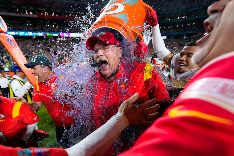 Kansas City Chiefs gewinnen spektakulären Super Bowl - Gallery. Andy Reid, Cheftrainer der Kansas City Chiefs, wird nach dem Sieg traditionsgemäss mit Gatorade übergossen
